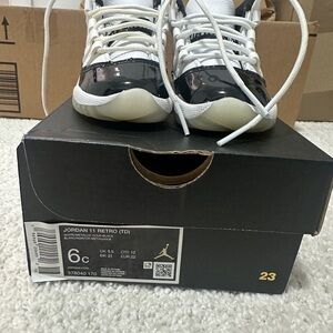 Jordan Kids Retro 11 Sneakers - Black and White